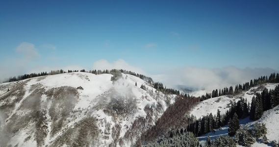 山上积雪云层之上视频