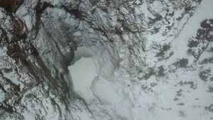 山上的冰洞从无人机看12秒视频