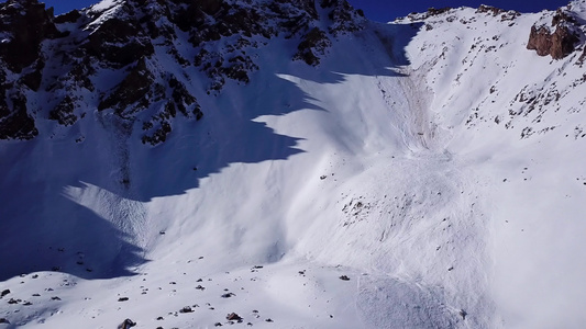 山上曾发生雪崩视频