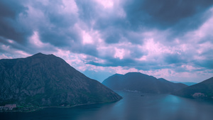 山上和蒙太哥湾的黑雨云飘过山顶10秒视频