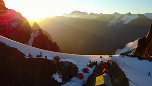 在雪山高处的山丘营13秒视频