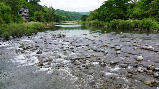 在丛林中流淌的河流与山河相伴的风景视频