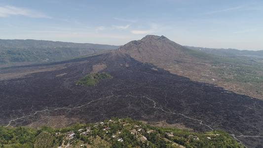 带火山堡的山地景观视频