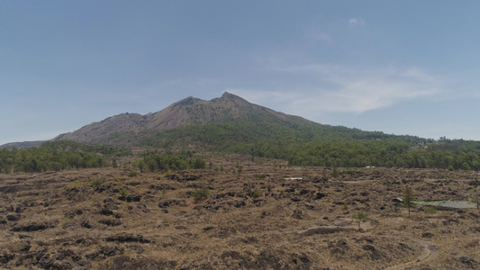 带火山堡的山地景观视频