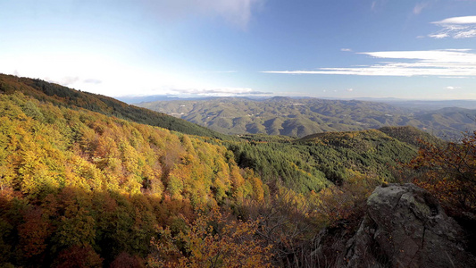 来自西班牙加泰罗尼亚山脉的长时短片美丽的秋色视频