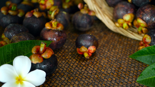 木桌上新鲜美味采摘的芒果篮子里有土豆有机紫质水果在视频