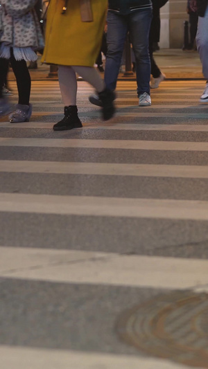 低角度城市斑马线行人素材【该视频无肖像权，请勿商用】城市素材66秒视频