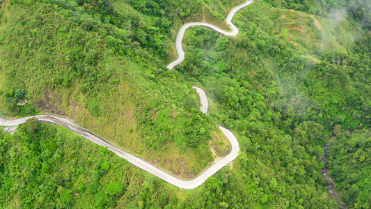 雨林和道路覆盖着山地在冰原岛菲利平斯岛空中观测线上视频