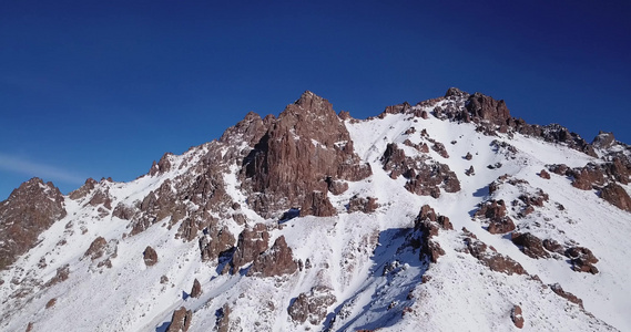 冰雪山峰有岩石从无人驾驶飞机上看到视频