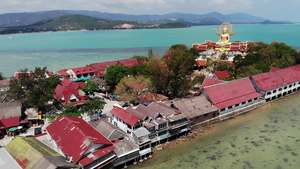 有佛教寺庙和许多房屋的岛屿泰国苏梅岛太平洋海湾高跷26秒视频