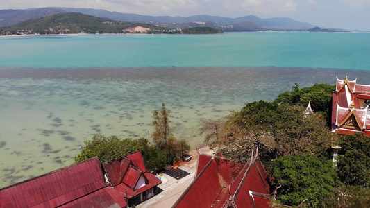 有佛教寺庙和许多房屋的岛屿泰国苏梅岛太平洋海湾高跷视频