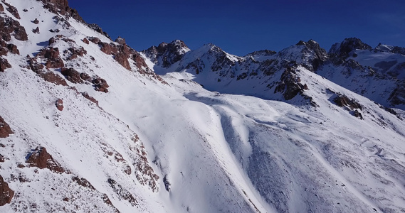 冰雪山峰有岩石从无人驾驶飞机上看到视频