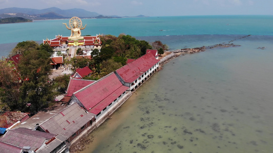 有佛教寺庙和许多房屋的岛屿泰国苏梅岛太平洋海湾高跷视频