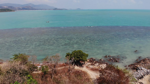 有佛教寺庙和许多房屋的岛屿泰国苏梅岛太平洋海湾高跷30秒视频