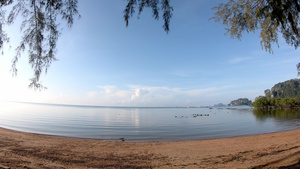 海浪撞击了海边的海滩背景云在天空上飞快地移动着而海洋8秒视频