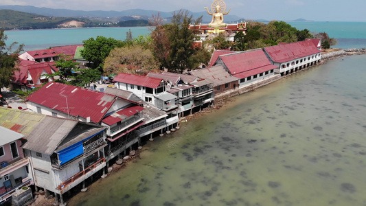 有佛教寺庙和许多房屋的岛屿泰国苏梅岛太平洋海湾高跷视频