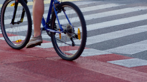 骑自行车的男子骑自行车的人行横道6秒视频