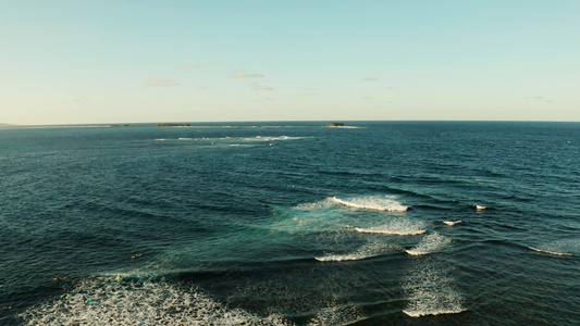 有海浪和岩石岛屿的海洋西亚戈菲利平斯视频