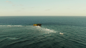 有海浪和岩石岛屿的海洋西亚戈菲利平斯11秒视频