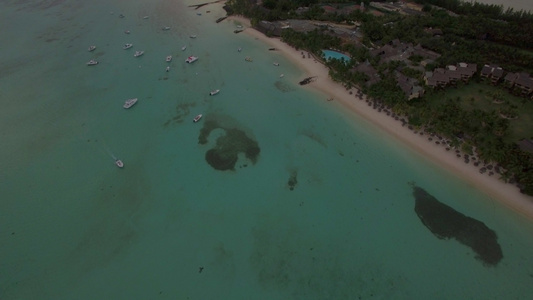 蓝色海洋和毛里求斯岛的空中航向视频