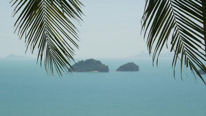 五姐妹岛在平静的水面上迷人的风景绿色植物和深平静的17秒视频