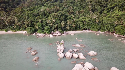 在远洋大湖海岸附近的岩石上空飞翔视频