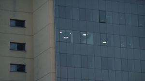 办公楼玻璃外灯在室内航拍16秒视频