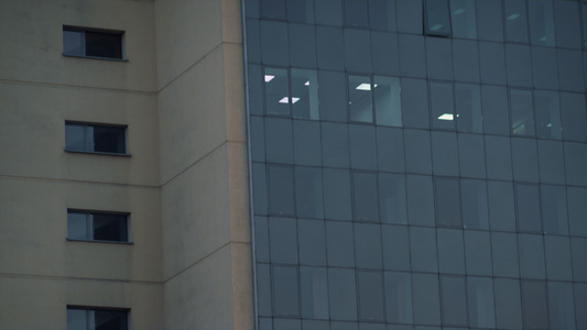 日落时的办公楼玻璃外墙视频