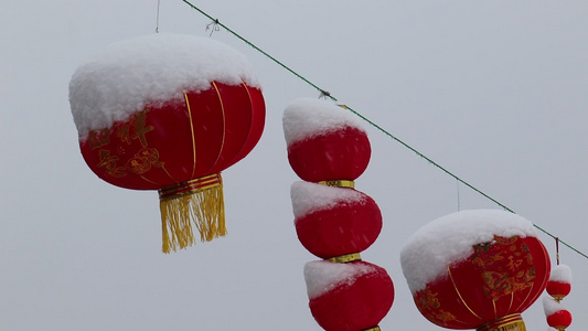 下雪天灯笼实拍视频