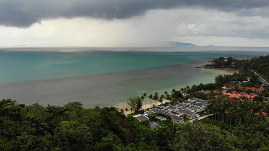 热带岛屿上空的阴天泰国雨季灰色多云的天空苏梅岛的绿色视频