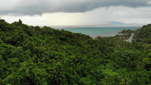 热带岛屿上空的阴天泰国雨季灰色多云的天空苏梅岛的绿色24秒视频