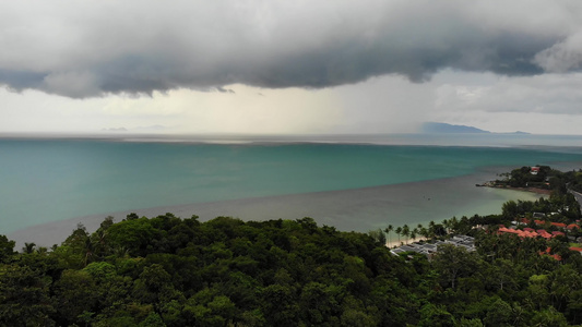 热带岛屿上空的阴天泰国雨季灰色多云的天空苏梅岛的绿色视频