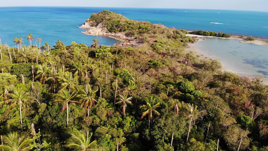 海洋中的小岛和珊瑚礁在热带自然的阳光明媚的日子里无人机视频