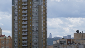 城市景观航拍的多层公寓楼16秒视频