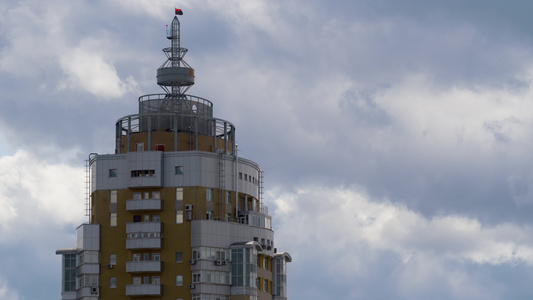 用金属建筑航拍的建筑塔楼屋顶视频