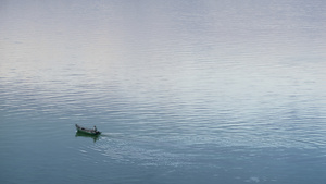 木船漂浮在静止的河上航拍11秒视频