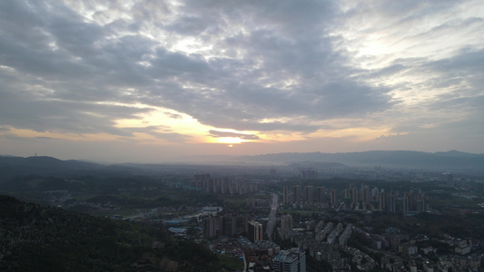 航拍大山日落晚霞夕阳西下视频