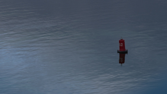 漂浮在静水航拍上的红色浮标视频