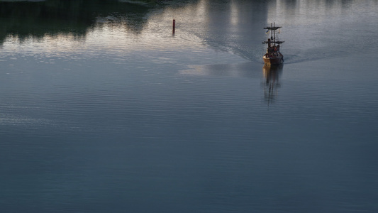 航拍船漂浮在静止的河上航拍视频