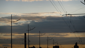 日落时分灰色的浮云在城市上空移动14秒视频