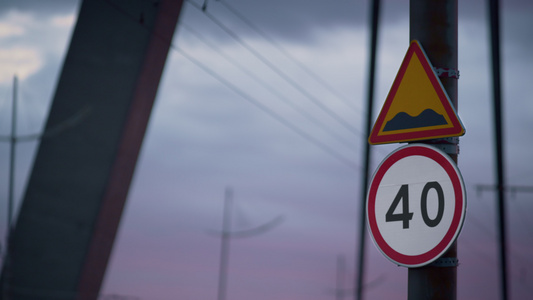 警告交通标志限速在高速公路视频