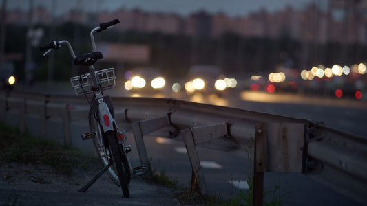 自行车站在城市街道上的道路护栏视频