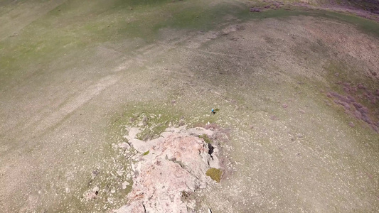 绿山边的一块巨大的岩石视频