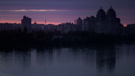 在紫色天空无人驾驶飞机射击的晚上城市景观视频