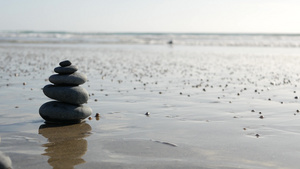 在海洋海滩上平衡岩石11秒视频