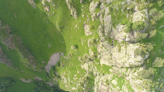 岩石悬崖和绿山空中观察垂直拍摄视频