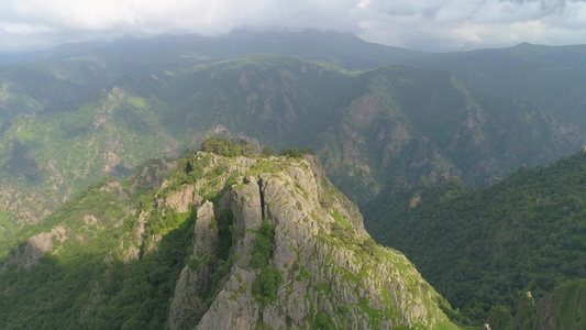 岩石悬崖和绿山空中观察无人驾驶飞机环飞视频