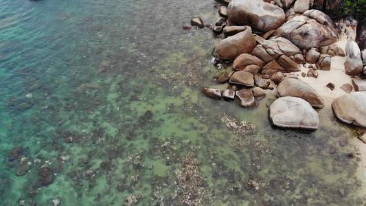 著名的祖父和祖母岩石位于泰国苏梅岛的蓝色大海岸边Hin视频