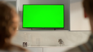 夫妇切换绿色电视机30秒视频
