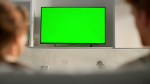 一家人在客厅里看色度键电视机27秒视频